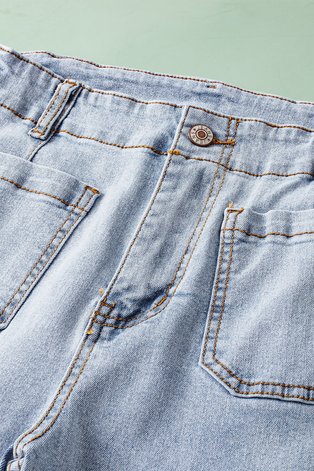 Beau Blue Acid Washed Contrast Hem Pocketed Cropped JeansMaterial:55%Cotton+42%Viscose+3%Elastane




		Straight legs and cropped length for a modern silhouette
	
	
		Contrast edge detailing adds a touch of flair
	
