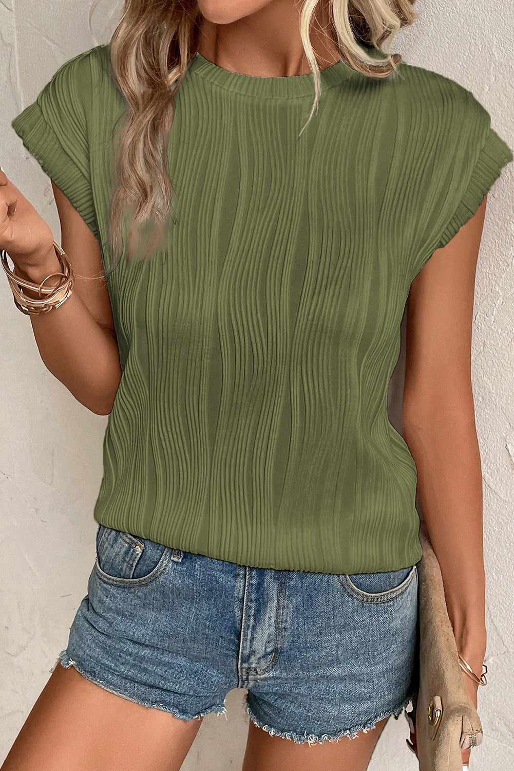 Jungle Green Wavy Textured Cap Sleeve TopMaterial:90%Polyester+10%Elastane


	


		The top features a unique wavy texture, adding a touch of visual interest to your outfit.
	
	
		Made from a soft and