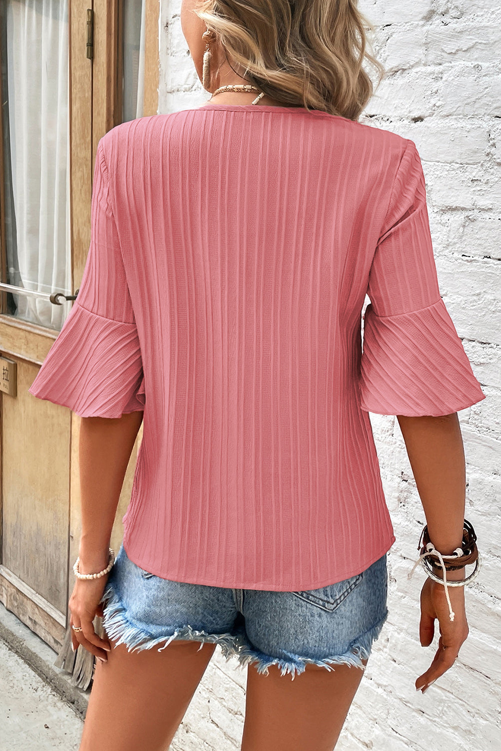 Beau Blue Ruffled Short Sleeve V Neck Textured BlouseMaterial:97%Polyester+3%Elastane



		Elevate your style with this stylish and popular women's top featuring textured fabric. 
	
	
		The V-neck, ruffled sleeves