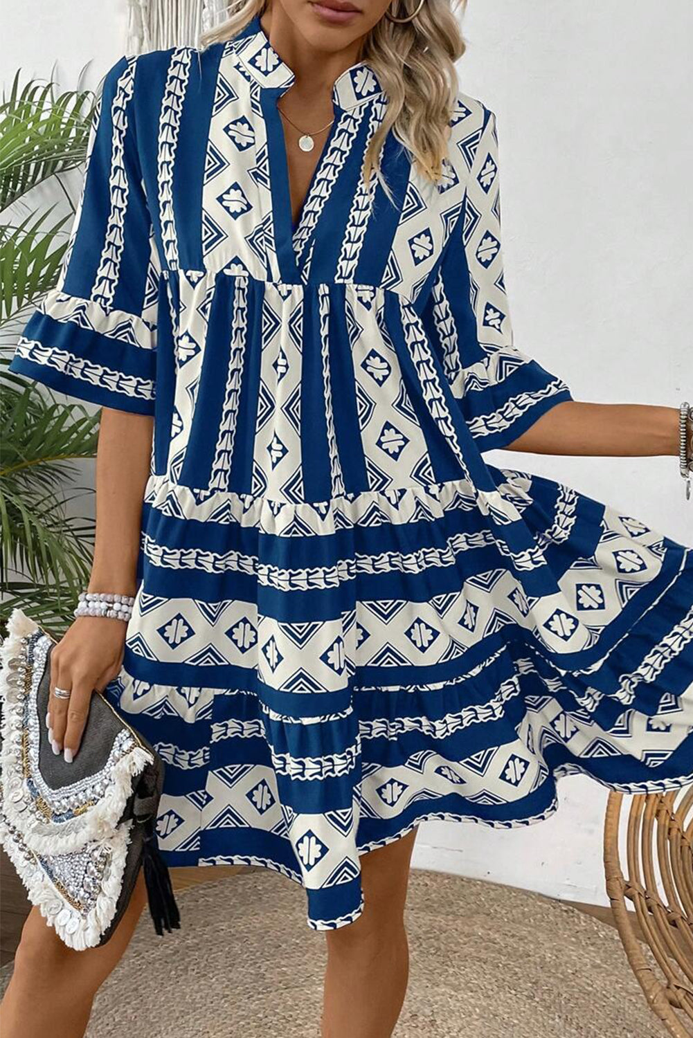 Blue Abstract Print Bell Sleeve V Neck Boho Tiered DressMaterial:100%Polyester

• This dress features a mesmerizing abstract pattern in shades of blue, adding a unique touch to your look. 
• The V-neck and tiered silhou