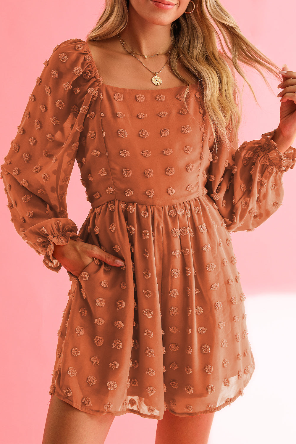 Orange Swiss Dot Square Neck Long Sleeve High Waist RomperMaterial:100%Polyester



		The romper is a charming one-piece outfit that combines classic and contemporary design elements.
	
	
		This romper features long sl