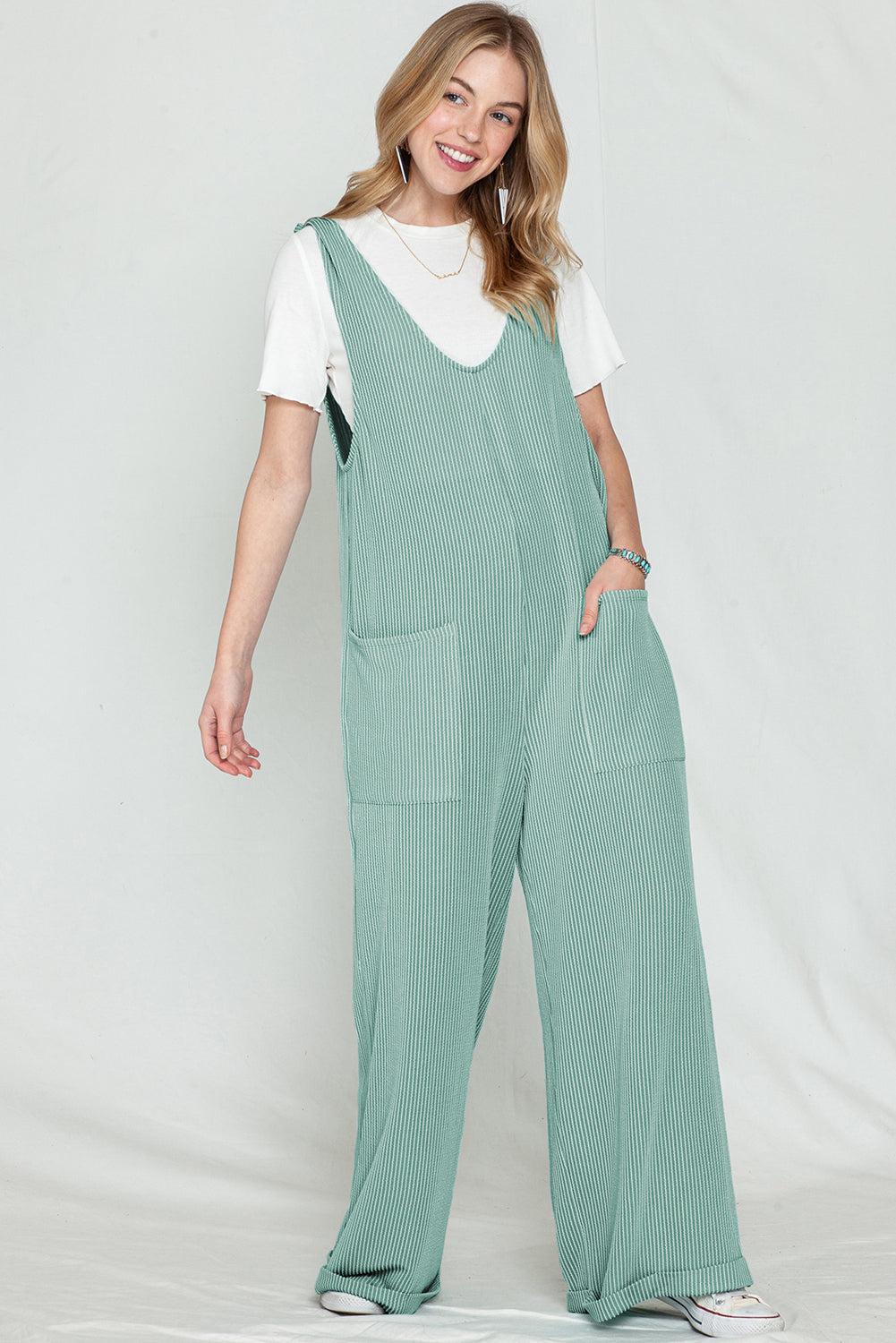 Parchment Pockets Oversized Ribbed Wide Leg JumpsuitMaterial:75％Polyester+20％Viscose+5％Elastane



		The jumpsuit is colored in a vibrant shade, adding a pop of color to your outfit.
	
	
		It features an oversize