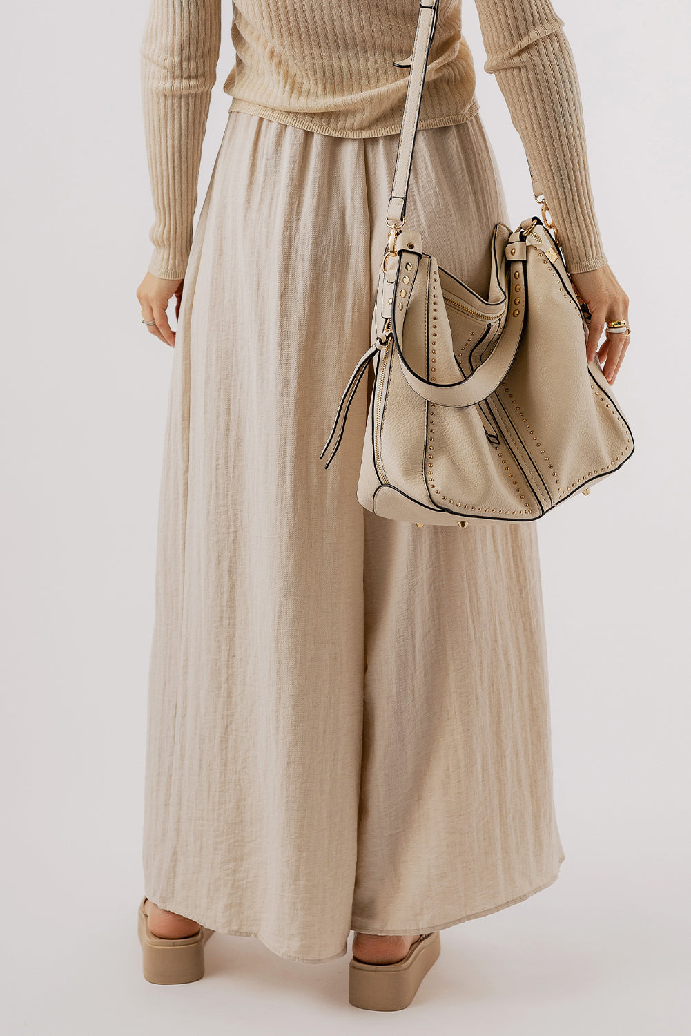 Beige Casual Lace-up Waist Pleated Wide Leg PantsMaterial:67%Viscose+21%Polyamide+12%Linen

• Effortlessly chic, the pants feature a tie waist for a customizable fit and pleated details for a touch of sophisticati