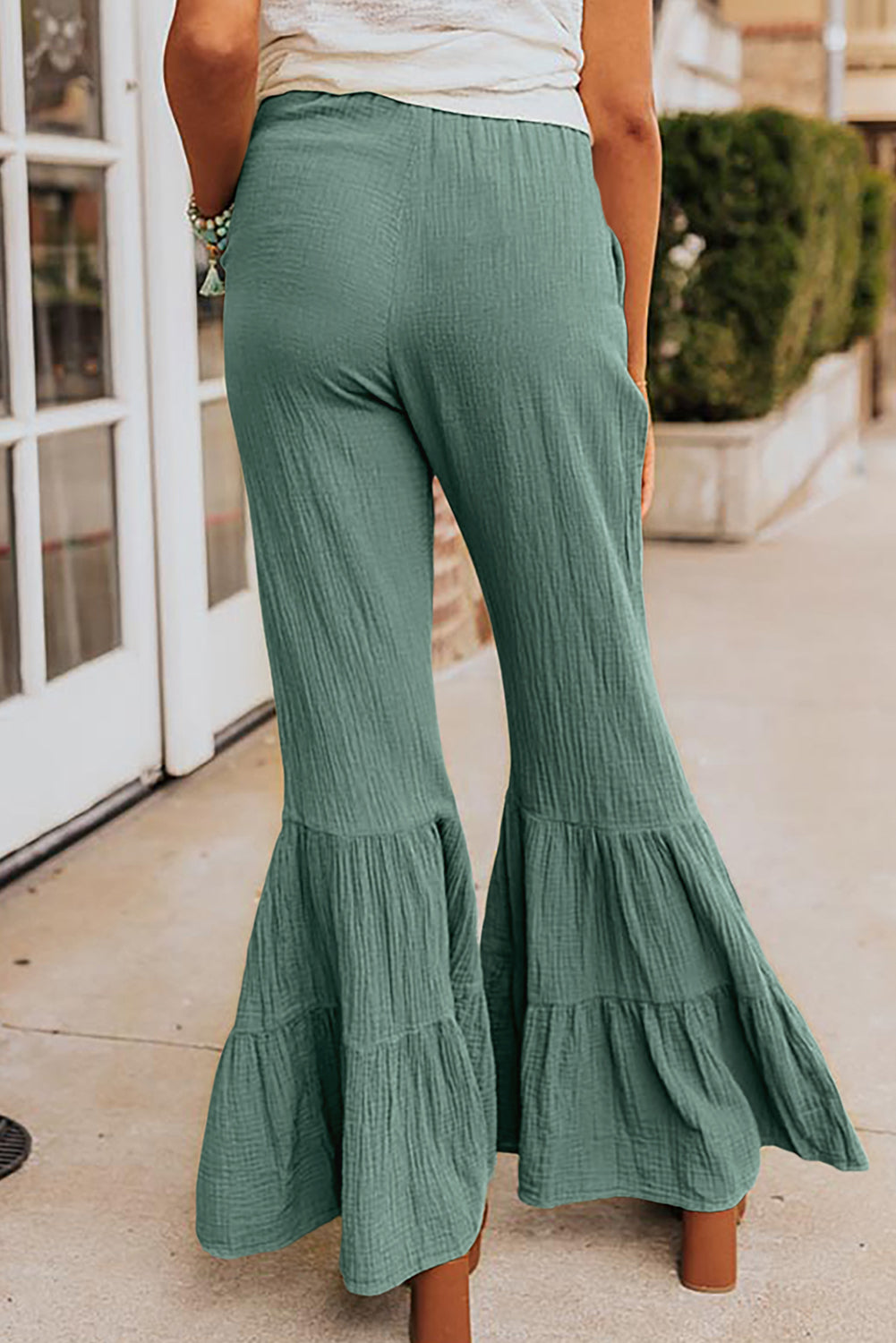 Black Plain Cotton Tiered Ruffle Flare High Waisted PantsMaterial:100%Cotton


	


		The vibrant green color adds a pop of color to your outfit, while the ruffle detailing brings a touch of femininity and flair.
	
	
