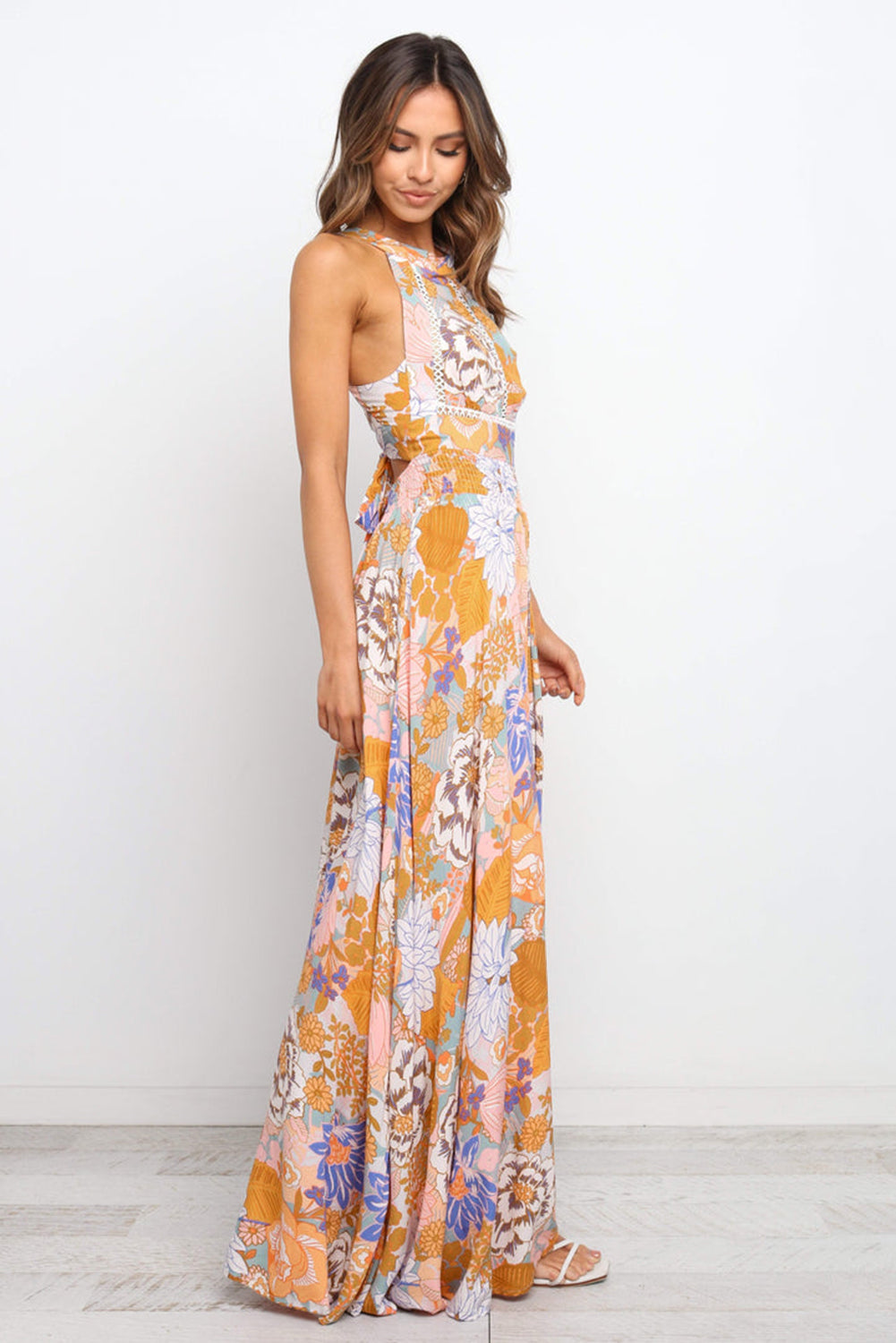 Orange Boho Floral Print Backless Lace-up Halter Maxi DressMaterial:100%Viscose



		This gorgeous floral maxi dress is perfect to make a chic statement
	
	
		It features a flattering flowy style, trim detailing on the 