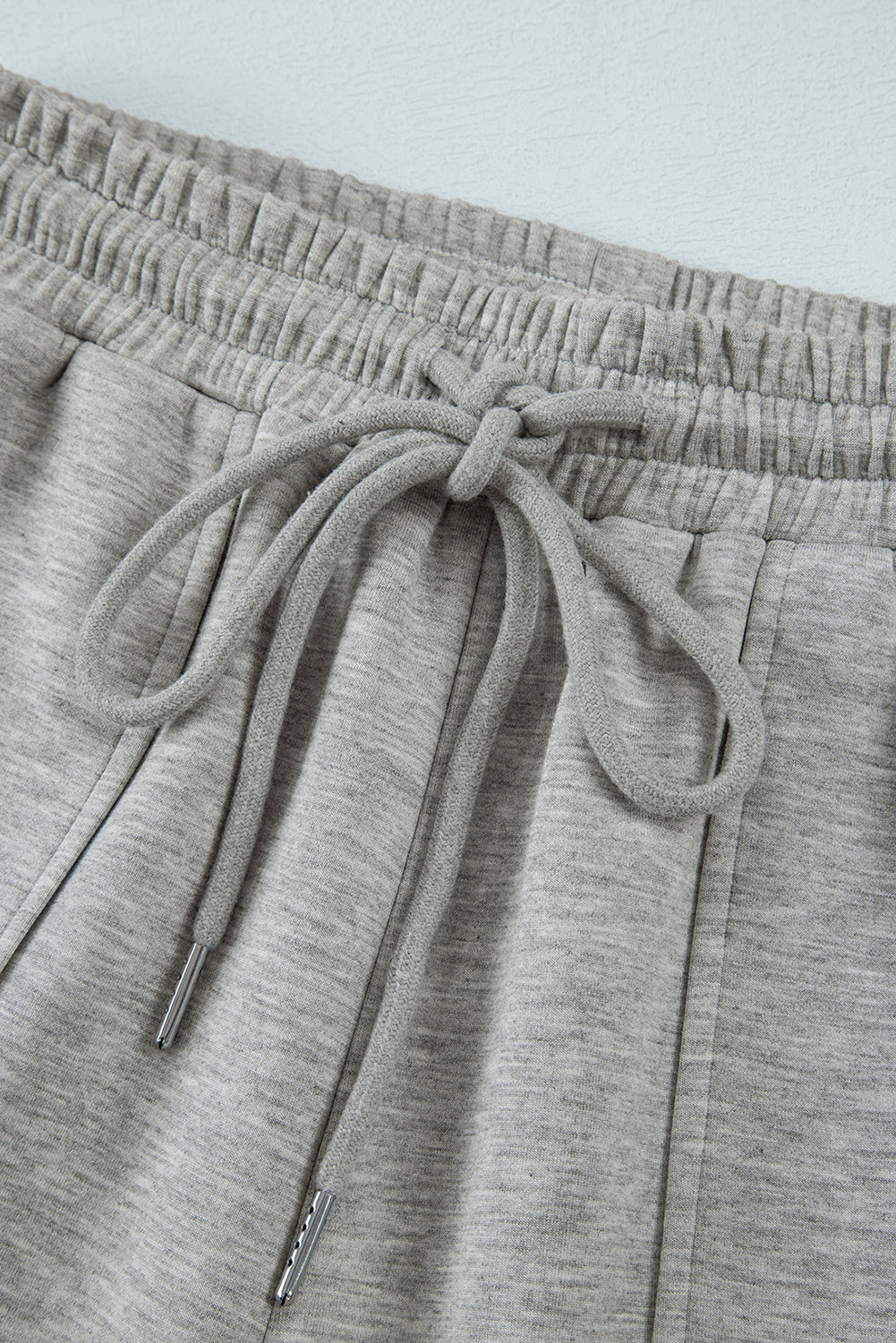 Light Grey Multi Pockets Lace Up High Waist Wide Leg Workout PantsMaterial:50%Polyester+45%Viscose+5%Elastane

• Crafted in a trendy light grey hue, these workout pants feature a lace-up design at the waist for a secure fit during