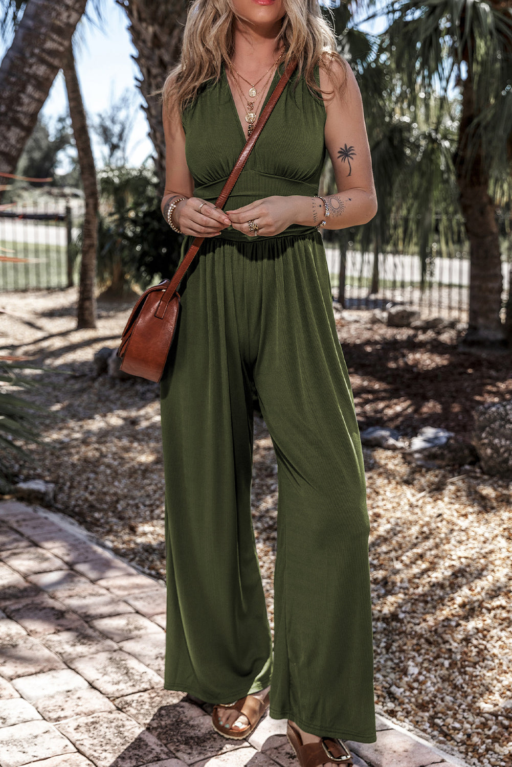 Moss Green Sleeveless V Neck Ruched Wide Leg JumpsuitMaterial:95%Polyester+5%Elastane

• Elegant moss green jumpsuit featuring a flattering V-neck design that accentuates the neckline.
• Sleeveless style offers a chi