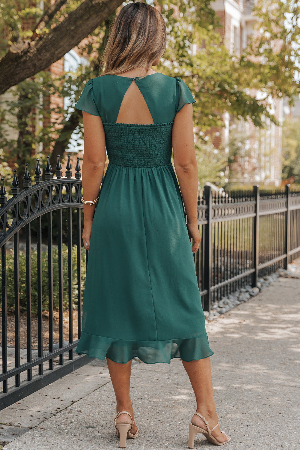 Sea Green Shirred Open Back Sweetheart Neck Ruffled Midi DressMaterial:100%Polyester



		This elegant dress gives a fit flare silhouette
	
	
		The sweetheart neck, flutter sleeve and ruffled hem are designed to graceful
