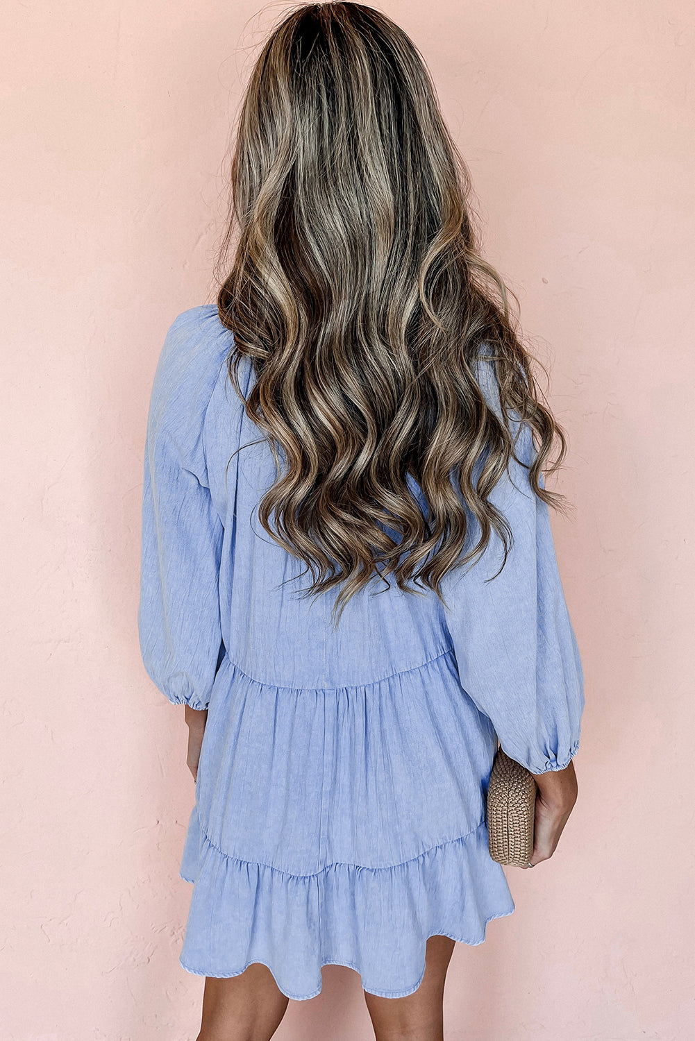 Beau Blue Puff Sleeve V Neck Tiered Ruffled Chambray Mini DressMaterial:95%Cotton+5%Polyester

• Elevate your summer wardrobe with the dress, featuring tiered ruffled details that add a touch of whimsy and charm to your look.
