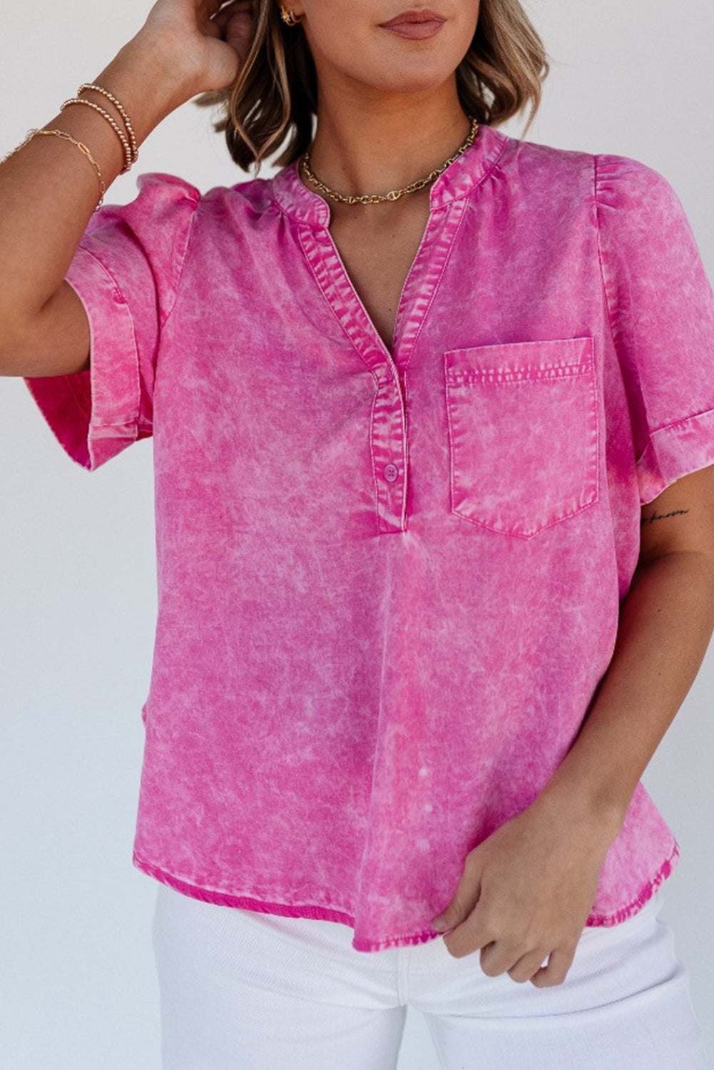 Bright Pink Mineral Wash Split Neck Pocket Patched Denim BlouseMaterial:100%Lyocell

• Stand out in style with this eye-catching bright pink mineral wash denim blouse featuring a split neck design and unique pocket patches for 