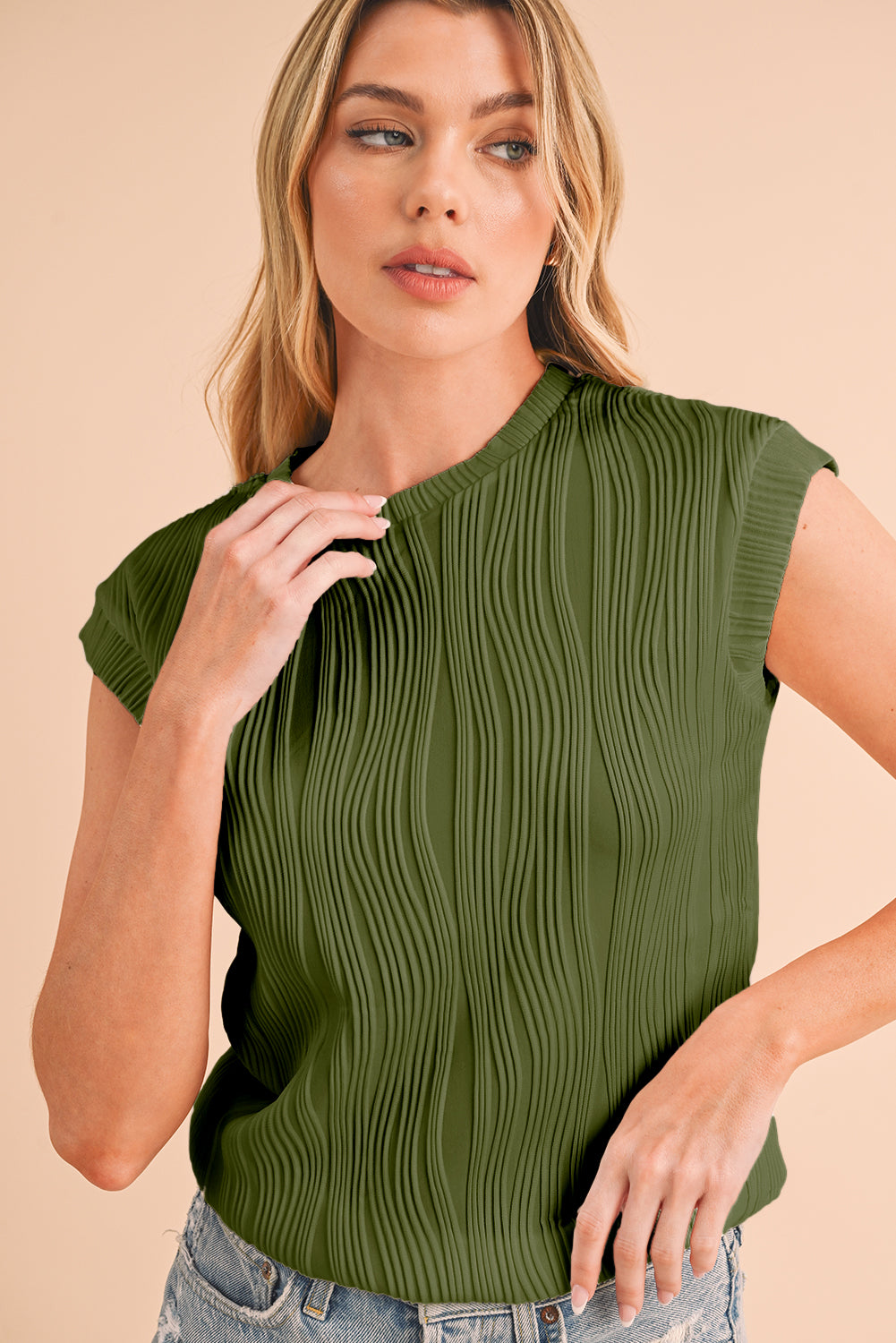 Jungle Green Wavy Textured Cap Sleeve TopMaterial:90%Polyester+10%Elastane


	


		The top features a unique wavy texture, adding a touch of visual interest to your outfit.
	
	
		Made from a soft and