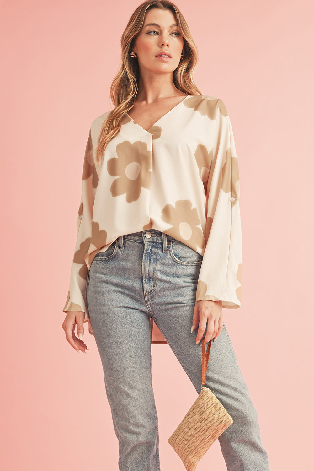 Khaki 60s Flower Print Batwing Sleeve Side Slits BlouseMaterial:100%Polyester



		The blouse is adorned with a flower print, which typically consists of floral patterns in various colors and designs. 
	
	
		The blo