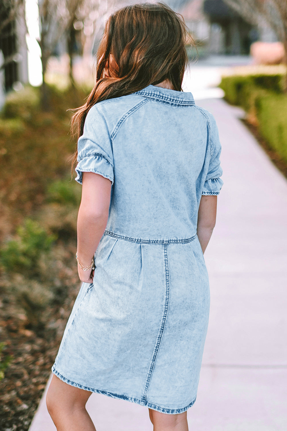 Blue Mineral Washed Ruffled Short Sleeve Pocketed Denim DressMaterial:82%Cotton+10%Polyester+8%Viscose



		This denim dress features short sleeves and a ruffled detail, adding a feminine and playful touch to the design.
	
