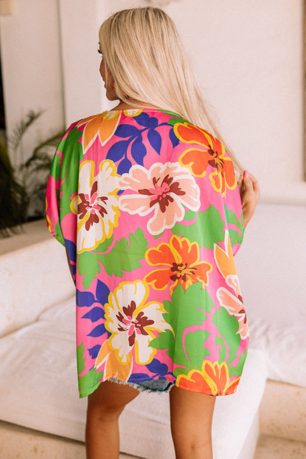 Pink Floral Print V Neck Oversized Short Sleeve BlouseMaterial:100%Polyester



		•Features a beautiful and vibrant floral print that adds color and liveliness to any outfit.
	
	
		•Comes with a stylish and trendy 