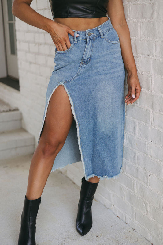 Light Blue Frayed Slit Asymmetric Denim Midi SkirtMaterial:53%Cotton+32%Polyester+13%Viscose+2%Elastane

• Embrace a carefree vibe in this light blue frayed denim midi skirt, perfect for vacation adventures.
• The