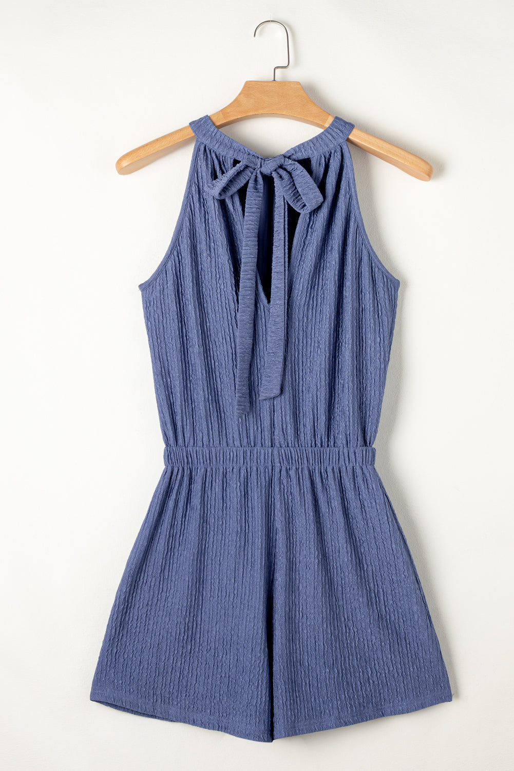 Bluing Knot Back Halter Crinkle Textured RomperMaterial:95%Polyester+5%Elastane



		This textured romper is stylish with a casual style
	
	
		It features a halter neckline with tie-back
	
	
		Relaxed fit