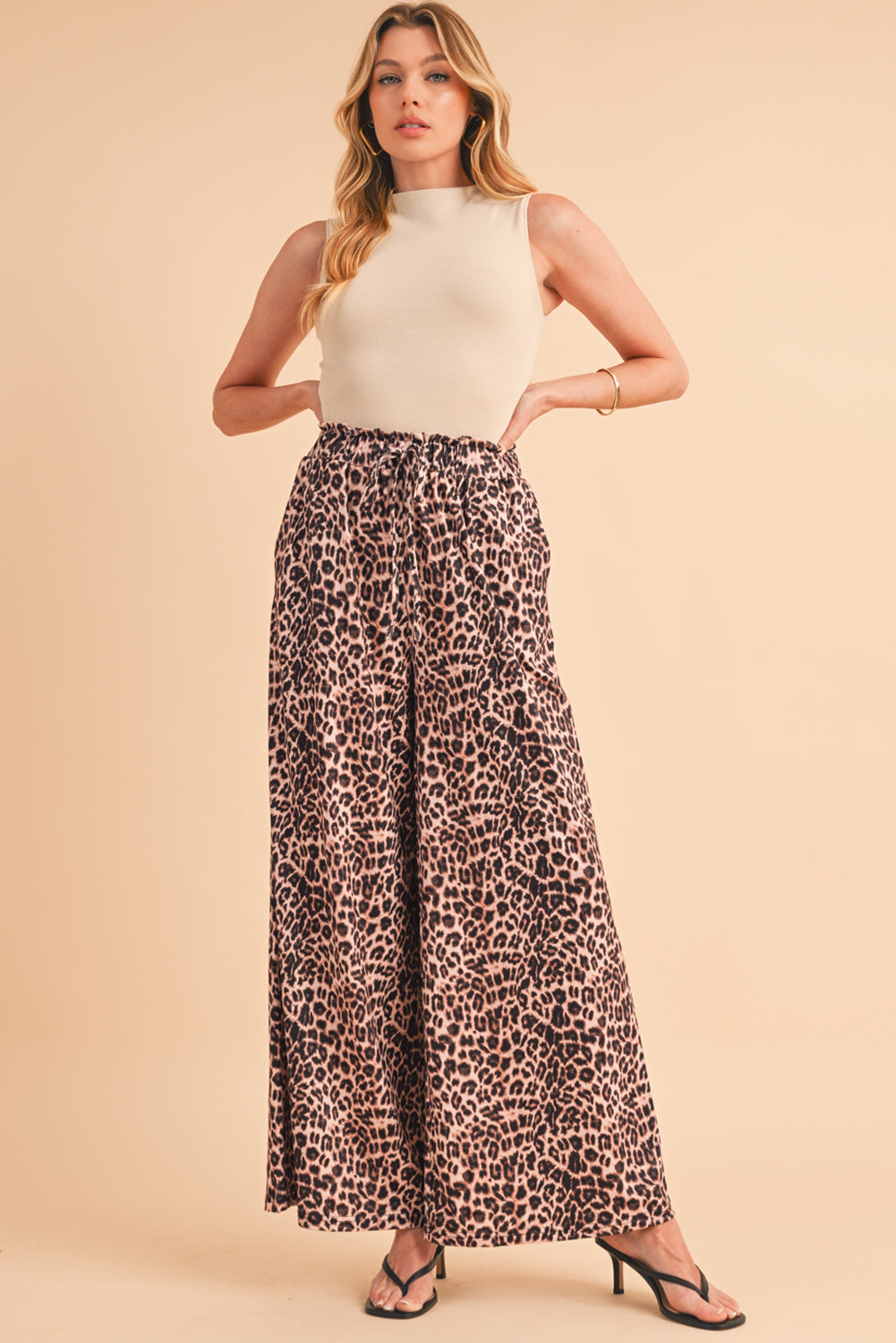 Beige Boho Leopard Print Wide Leg PantsMaterial:95%Polyester+5%Elastane



		Achieve a fierce and wild look with these animal print pants. 
	
	
		The oversized fit and wide-leg design infuse a chic b