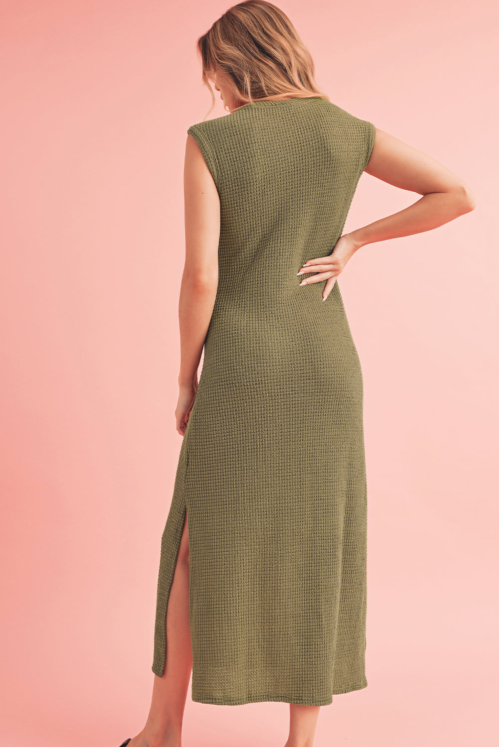 Jungle Green Sleeveless Waffle Knit Side Slit Maxi DressMaterial:65%Polyester+30%Viscose+5%Elastane


	


		The maxi dress is made of a cozy and textured waffle knit fabric, providing both comfort and style.
	
	
		