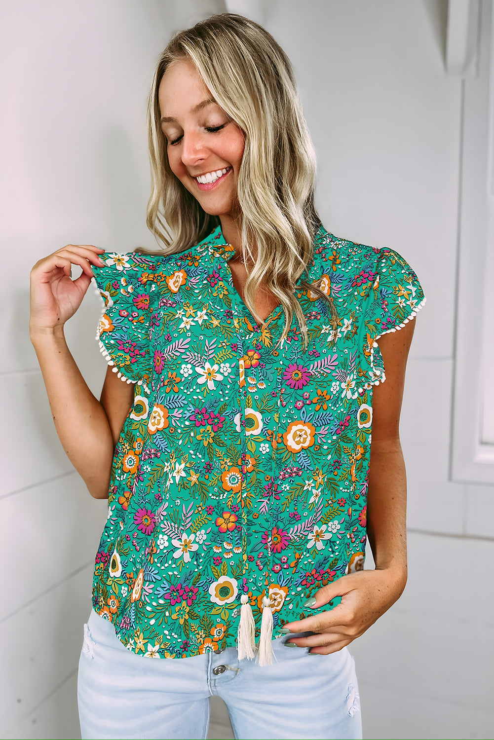 Green Lace Trim Flutter Sleeve Tropical Floral Print BlouseMaterial:100%Polyester


	


		The blouse features a vibrant tropical floral print and delicate lace trim for a feminine and stylish look.
	
	
		With its flut