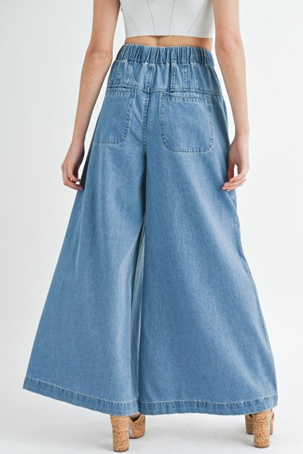 Dusk Blue Mineral Wash Button High Waist Wide Leg JeansMaterial:100%Cotton

• Crafted in a trendy mineral wash, these high waist wide leg jeans exude casual elegance, perfect for a laid-back yet stylish look.
• Featuri