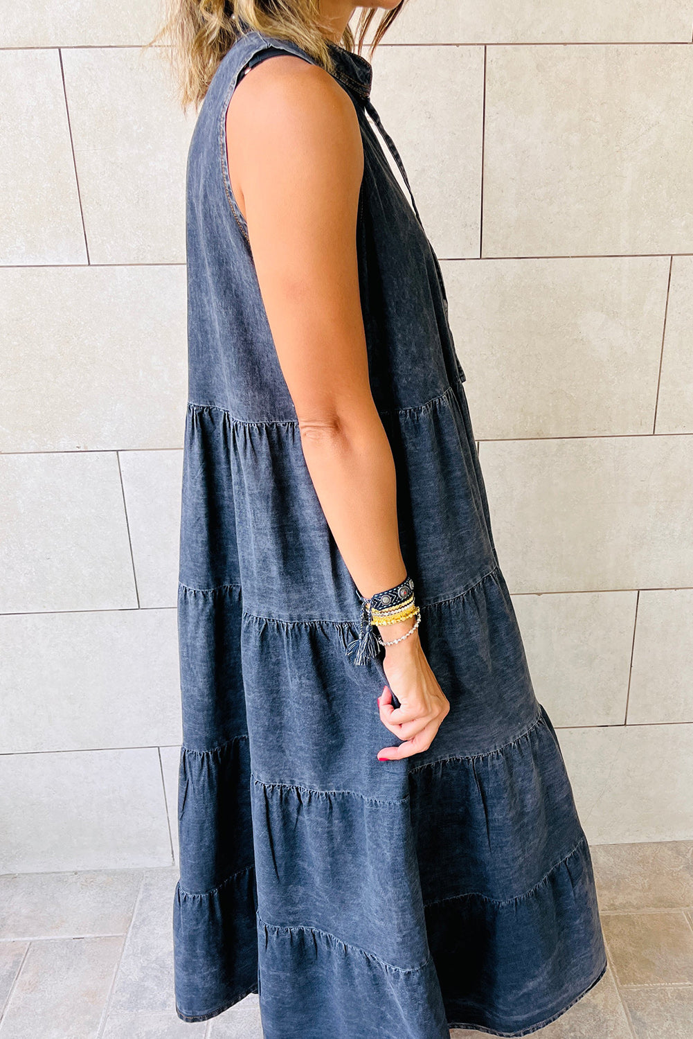 Blue Sleeveless Tiered Chambray Maxi DressMaterial:95%Cotton+5%Polyester


	


		This maxi dress is perfect for summer. The lightweight and airy silhouette is comfortable and breathable. 
	
	
		The ch