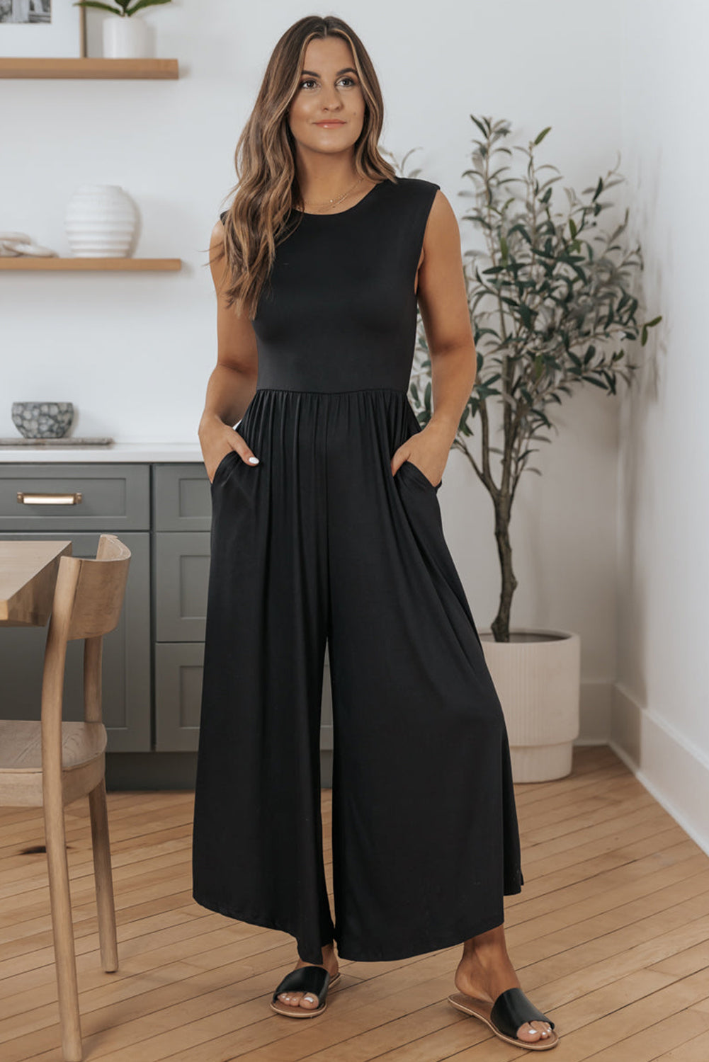 Black Solid Color Open Back Sleeveless Wide Leg JumpsuitMaterial:65%Polyester+30%Viscose+5%Elastane

• Effortlessly chic and versatile, this black jumpsuit features a high waist design for a flattering silhouette.
• The