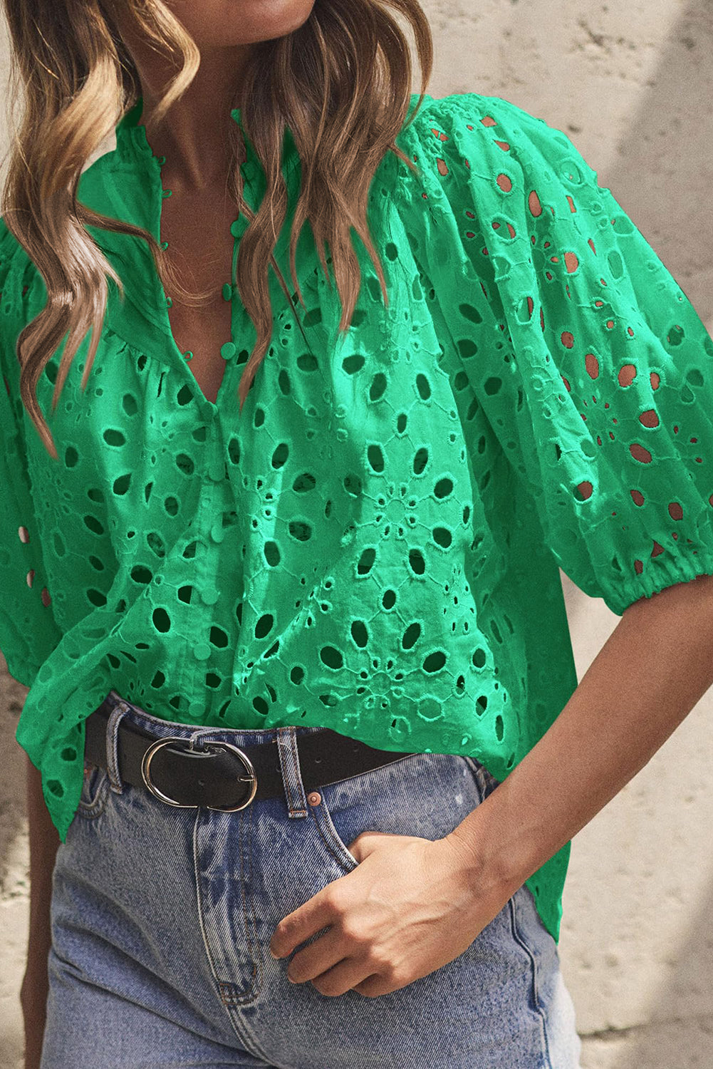 Green Flower Hollow-out Short Puff Sleeve BlouseMaterial:100%Cotton



		With charming floral details and hollow-out accents, this blouse offers a touch of elegance and femininity.
	
	
		Featuring short puff 