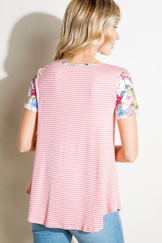 STRIPE FLORAL MIX SHORT SLEEVE TOPPIN STRIPE AND FLORAL MIXED SHORT SLEEVE ROUND NECK TOP- Model is 5' 8" 31-24-35 and wearing a Small- 95% RAYON, 5% SPANDEX - MADE IN USA
Style: Casual
Print / Patte