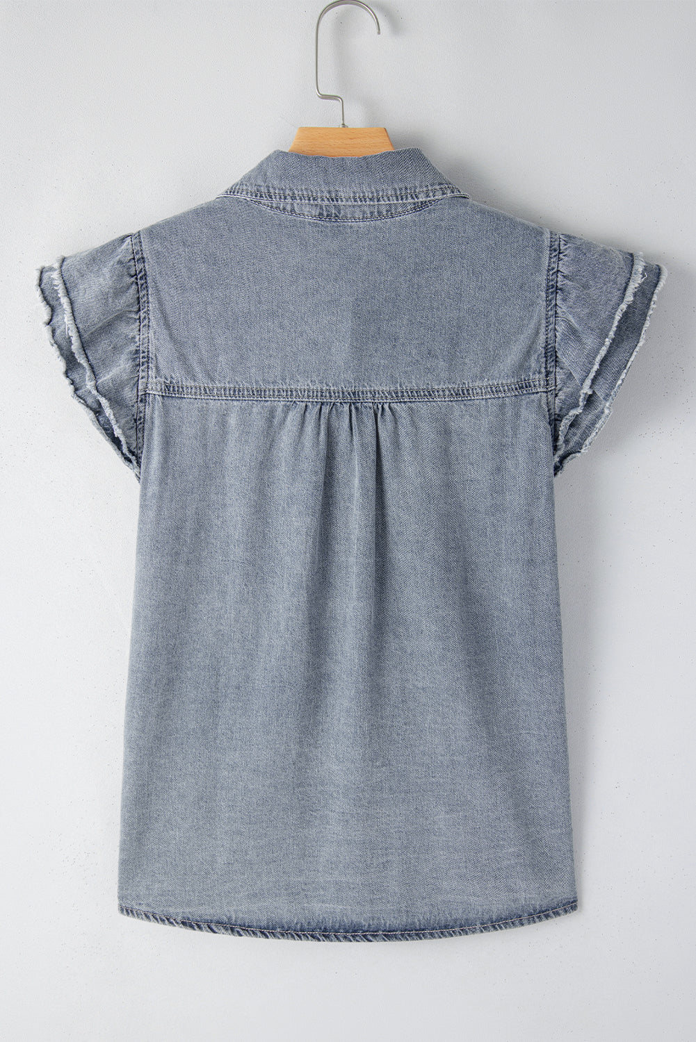 Beau Blue Frayed Layered Ruffle Sleeve Denim BlouseMaterial:100%Cotton

• The blouse is a charming vintage-inspired piece, perfect for adding a touch of retro flair to your wardrobe.
• This blouse features a unique