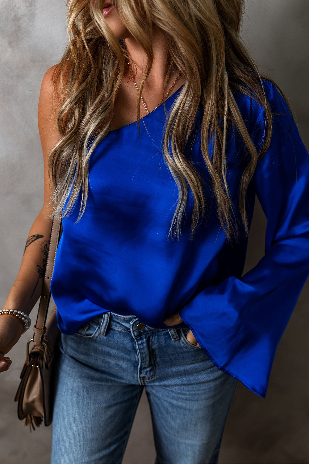 Dark Blue Asymmetric One Shoulder Bell Sleeve Satin BlouseMaterial:95%Polyester+5%Elastane

• Stand out in sophistication with this satin blouse featuring an elegant asymmetric one-shoulder design.
• Embrace versatility w