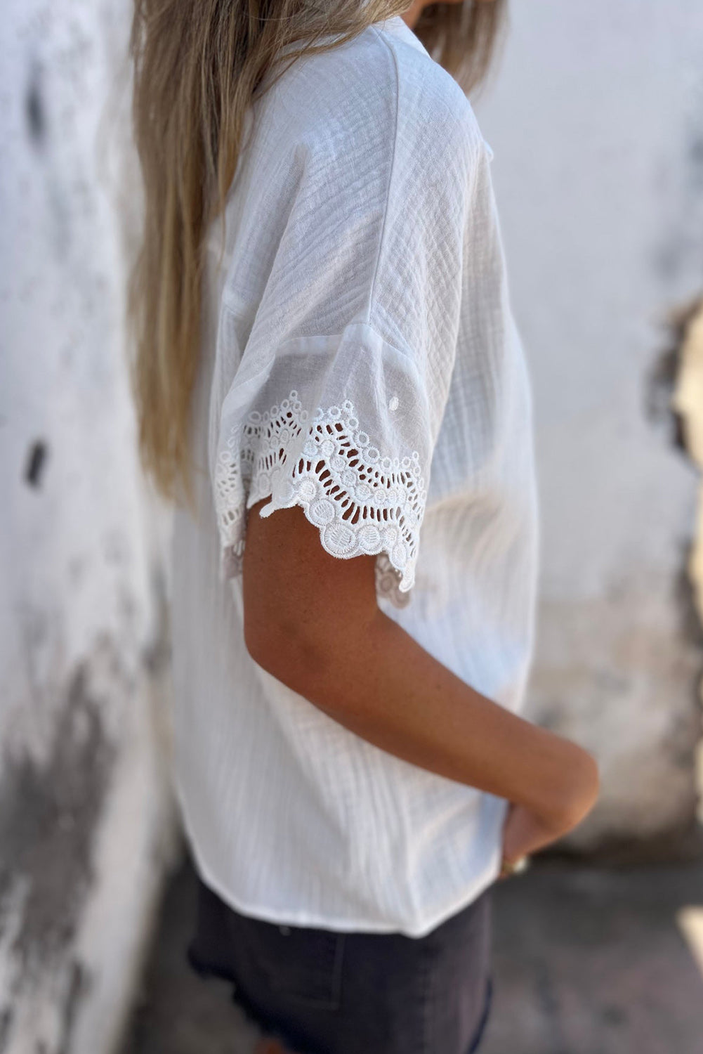 White Crinkled Lace Splicing Sleeve Collared V Neck BlouseMaterial:100%Cotton


	


		This blouse features a collared V-neckline and sleeves with lace splicing, creating a sophisticated and romantic look.
	
	
		The c