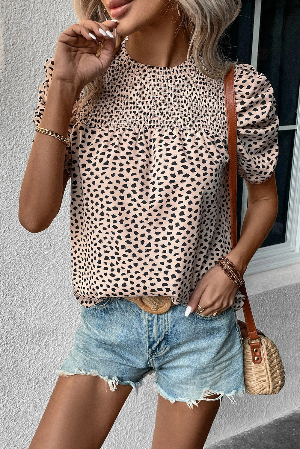 Khaki Leopard Print Smocked Puff Sleeve BlouseMaterial:100%Polyester



		The blouse features a trendy and bold leopard print pattern, adding a touch of wild and fashionable flair to your outfit. 
	
	
		The