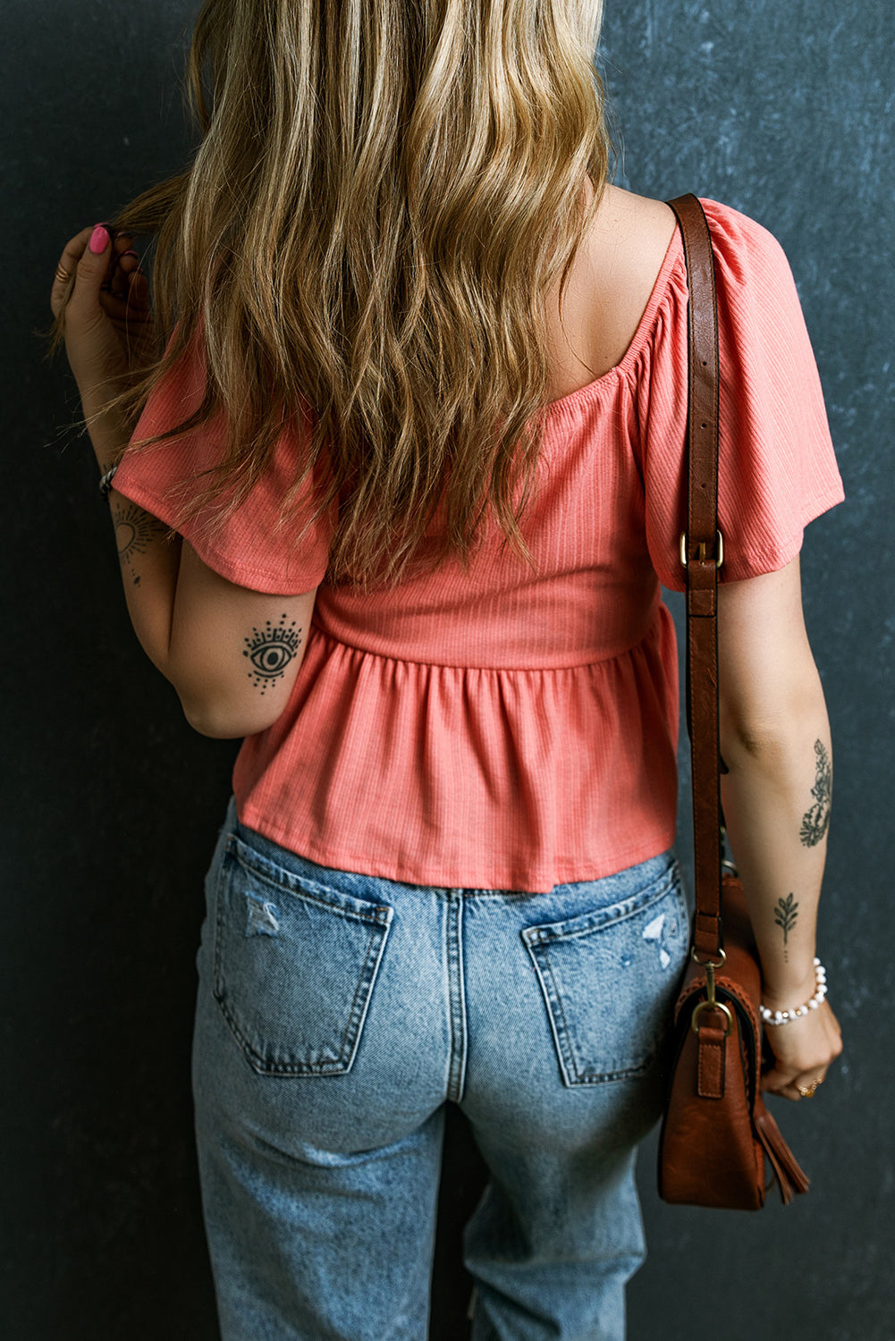 Tomato Red Shirred V Neck Short Flutter Sleeve Textured BlouseMaterial:95%POLYESTER+5%ELASTANE



		The blouse is a charming and feminine top featuring a shirred V-neckline and delicate flutter sleeves, adding a touch of eleg