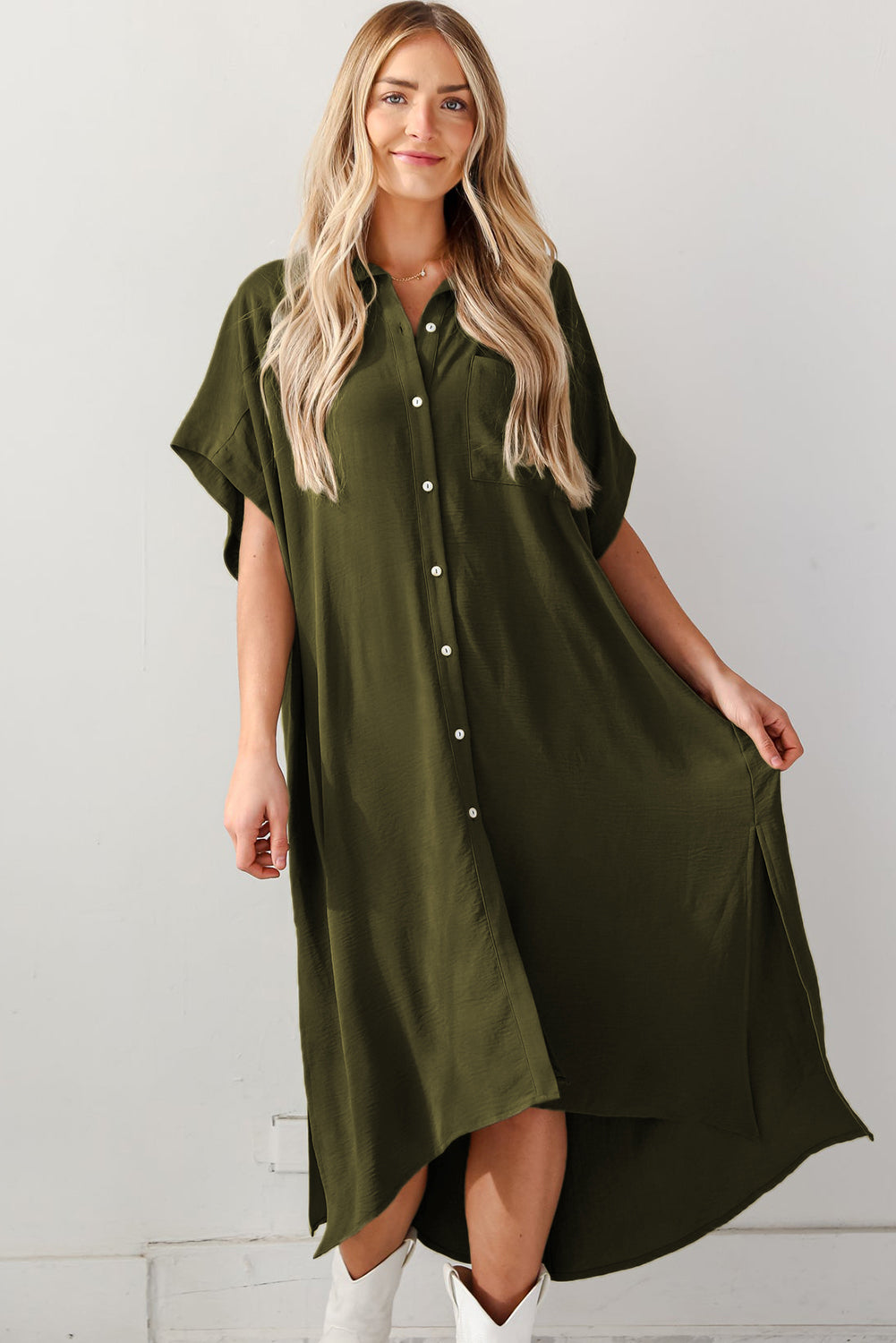 Jungle Green Loose High Low Side Slits Short Sleeve Shirt DressMaterial:100%Polyester


	

			This dress is designed to be friendly to any shape, offering a relaxed fit and comfortable wear.
		
		
			Featuring a collared n