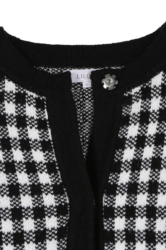 Black check knitted jacket- Black check knitted jacket, heavy weight fabric, 4 snap buttons, 2 functional pockets- Pattern type : check pattern- Neck line : round neck- Sleeve type : regular 