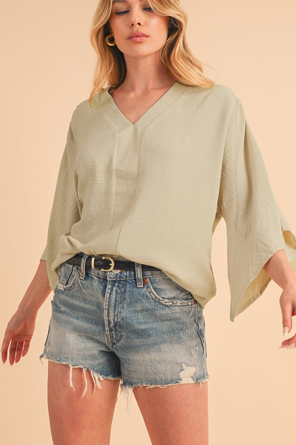 Parchment Solid Color Crinkled V Neck Ruffled Sleeve BlouseMaterial:100%Polyester



		The blouse comes in a solid color, which provides a clean and versatile look. 
	
	
		The crinkled effect also makes the blouse resis