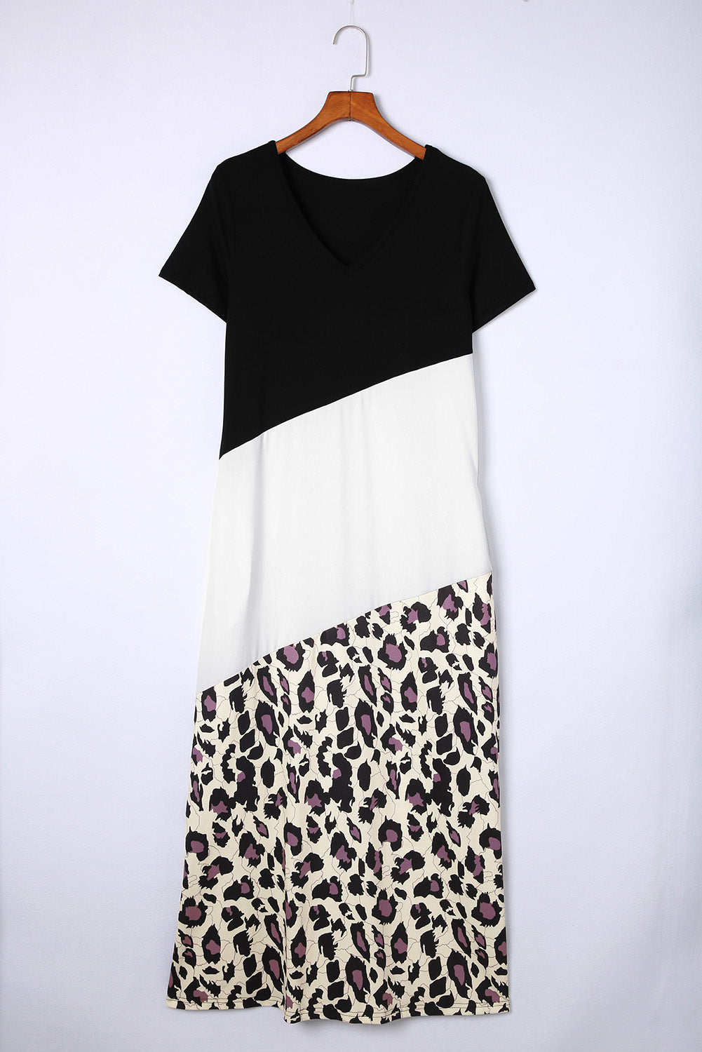 Black Leopard Color Block Side Slit T Shirt Maxi DressMaterial:95%POLYESTER+5%ELASTANE



		•The dress features a unique combination of color block and leopard print, making it a statement piece that can be styled in 