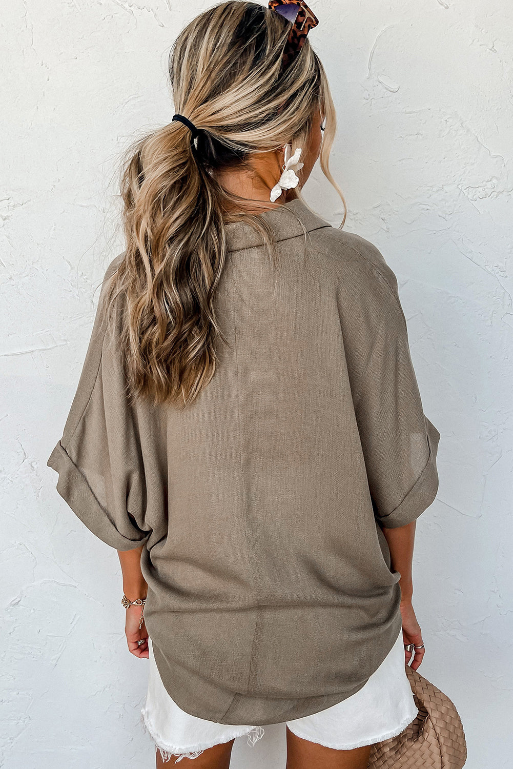 Taupe Collared Half Buttoned Dolman Sleeve Oversized BlouseMaterial:70%Viscose+30%Linen



		Introduce casual elegance to your wardrobe with this oversized top. 
	
	
		It boasts a collared neck, half-button front, and f