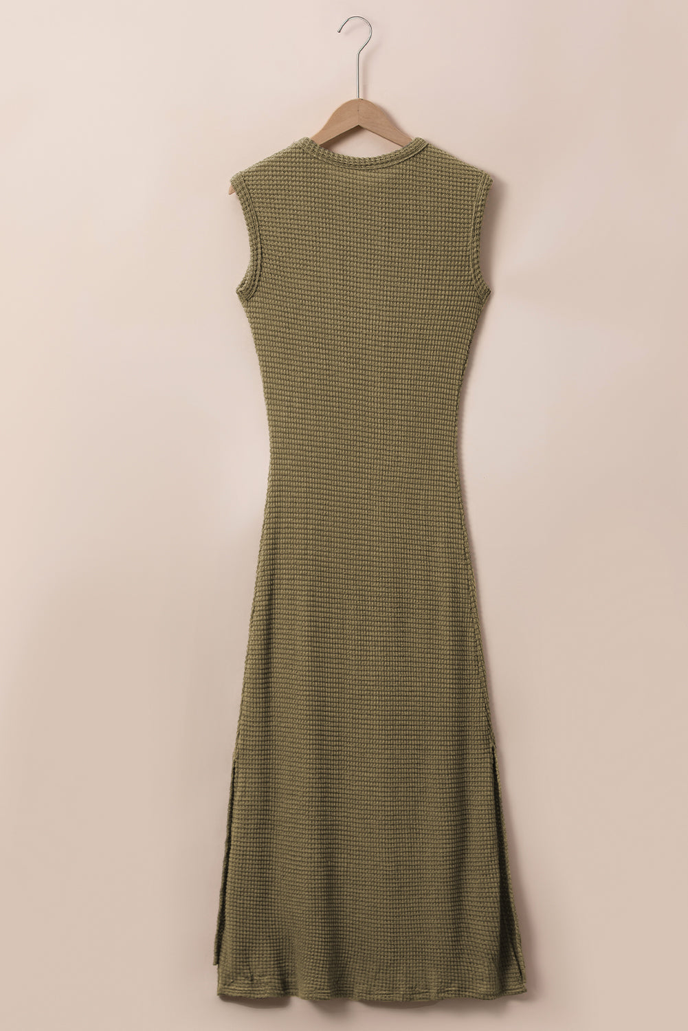 Jungle Green Sleeveless Waffle Knit Side Slit Maxi DressMaterial:65%Polyester+30%Viscose+5%Elastane


	


		The maxi dress is made of a cozy and textured waffle knit fabric, providing both comfort and style.
	
	
		