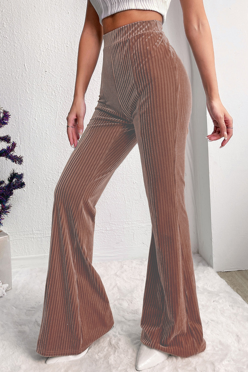 Chestnut Solid Color High Waist Corduroy Flare PantsMaterial:90%Polyester+10%Elastane



		These pants feature a high waist design, which offers a flattering silhouette and can make the wearer's legs appear longer. 