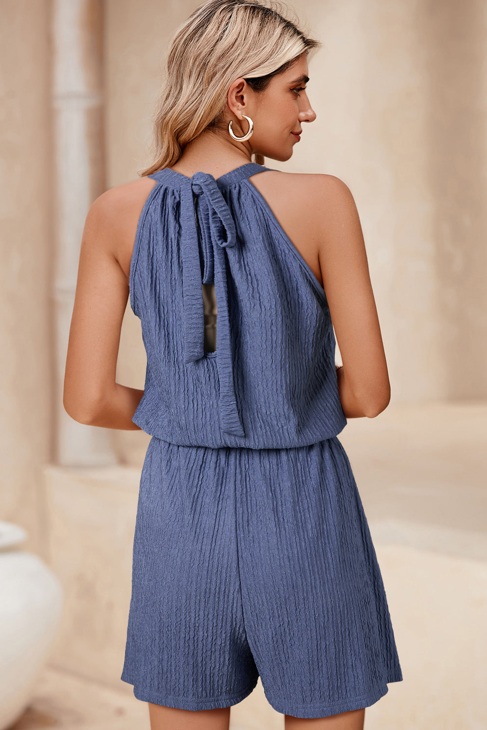 Bluing Knot Back Halter Crinkle Textured RomperMaterial:95%Polyester+5%Elastane



		This textured romper is stylish with a casual style
	
	
		It features a halter neckline with tie-back
	
	
		Relaxed fit