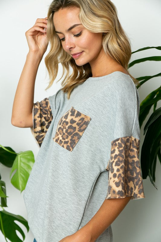 TERRY SOLID ANIMAL BOXY TOPFRENCH TERRY SOLID AND ANIMAL PRINT SHORT SLEEVE FRONT POCKET RAW EDGE DETAIL OVERSIZE FIT TOP 87% POLYESTER, 10% RAYON, 3% SPANDEX MADE IN USAS/M/L 2-2-2
Style: Cas