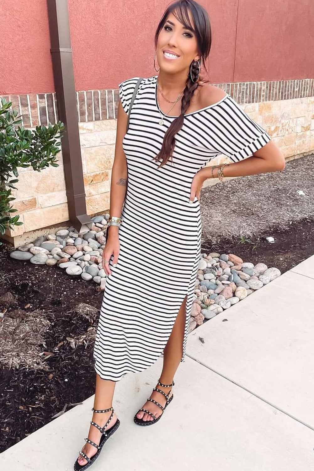 Black Striped Print Side Split Short Sleeve V Neck Maxi DressMaterial:65%Viscose+30%Polyester+5%Elastane



		•Maxi length and t-shirt style make it a comfortable and versatile piece.
	
	
		•The v-neckline and short sleev