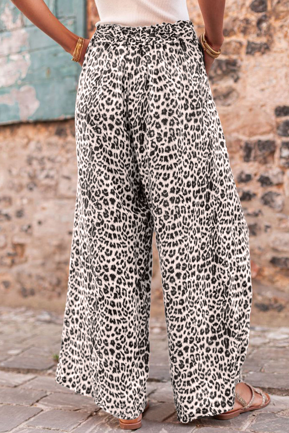 Beige Boho Leopard Print Wide Leg PantsMaterial:95%Polyester+5%Elastane



		Achieve a fierce and wild look with these animal print pants. 
	
	
		The oversized fit and wide-leg design infuse a chic b