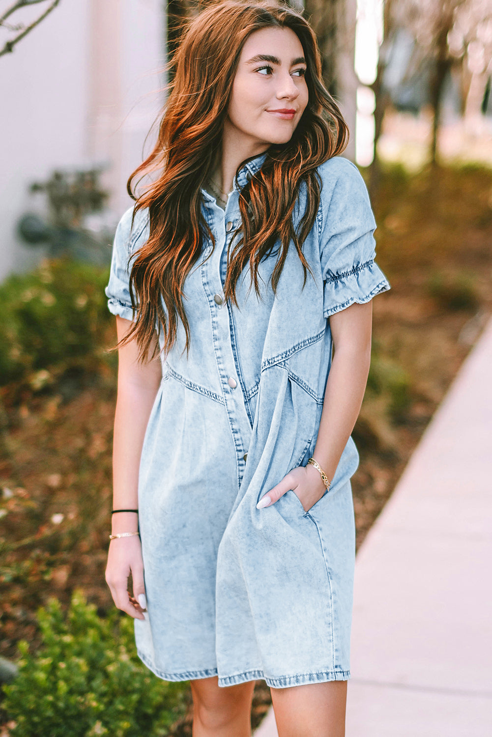 Blue Mineral Washed Ruffled Short Sleeve Pocketed Denim DressMaterial:82%Cotton+10%Polyester+8%Viscose



		This denim dress features short sleeves and a ruffled detail, adding a feminine and playful touch to the design.
	
