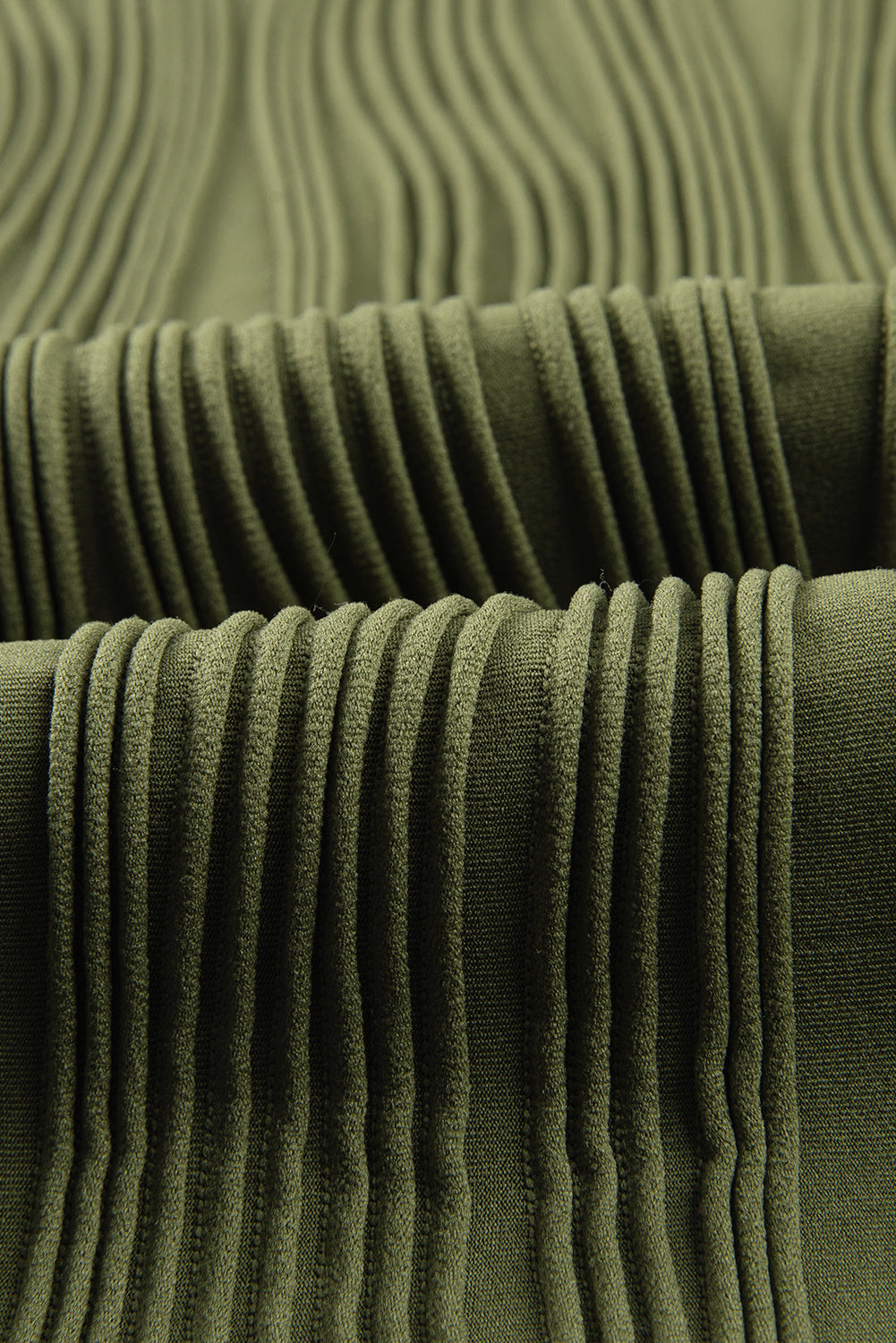 Jungle Green Wavy Textured Cap Sleeve TopMaterial:90%Polyester+10%Elastane


	


		The top features a unique wavy texture, adding a touch of visual interest to your outfit.
	
	
		Made from a soft and