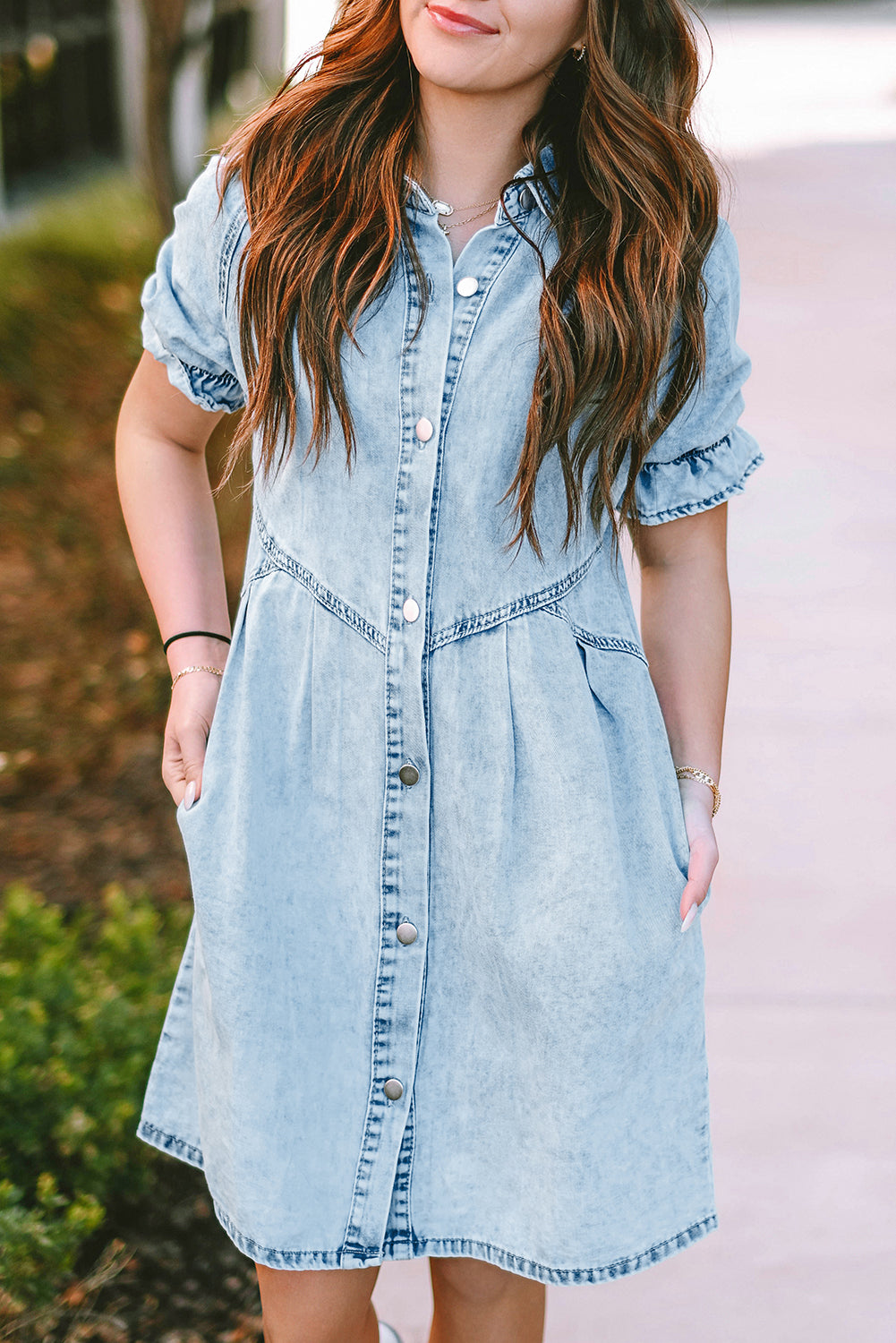 Blue Mineral Washed Ruffled Short Sleeve Pocketed Denim DressMaterial:82%Cotton+10%Polyester+8%Viscose



		This denim dress features short sleeves and a ruffled detail, adding a feminine and playful touch to the design.
	
