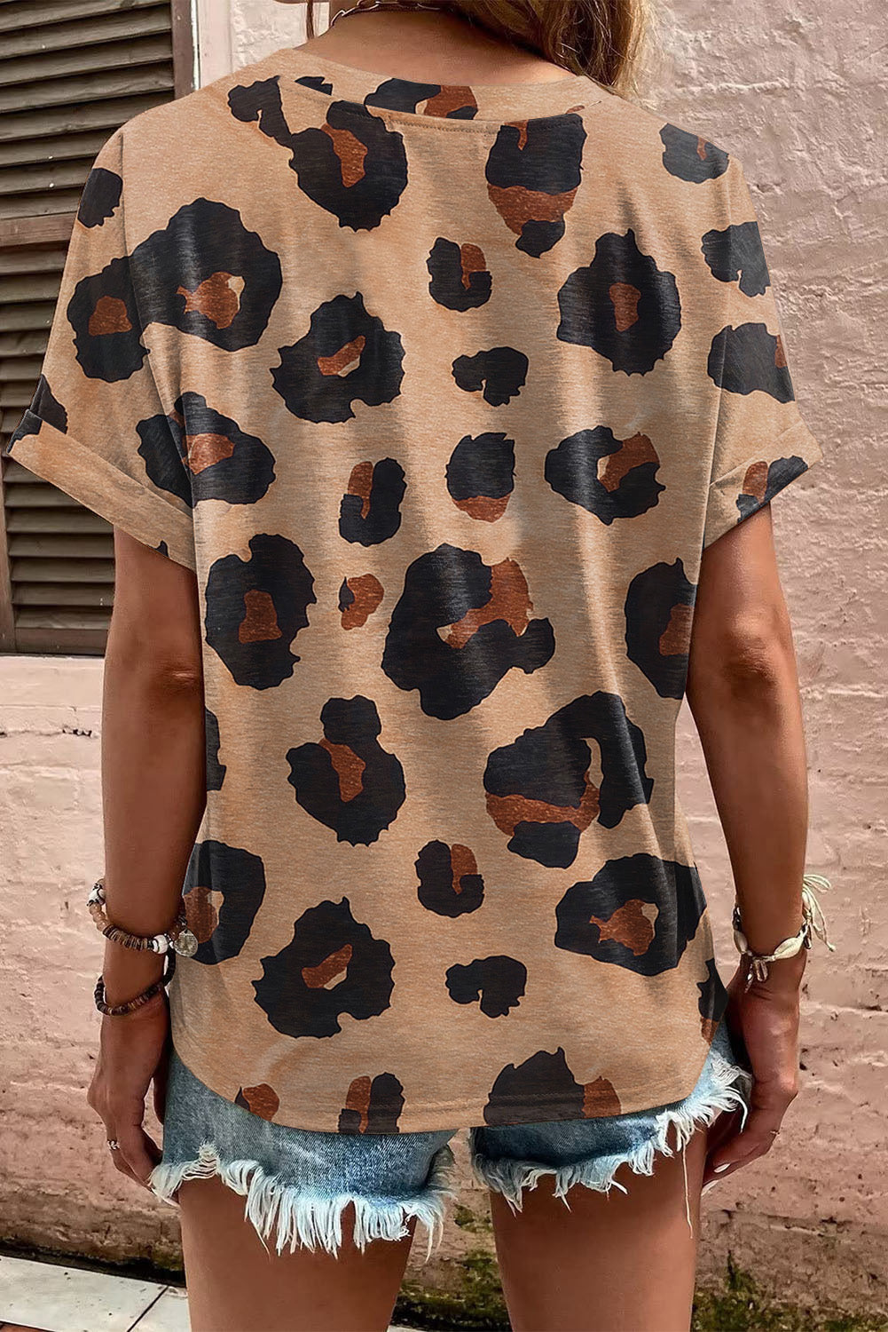 Light Beige Leopard Print Button V Neck T ShirtMaterial:95%POLYESTER+5%ELASTANE



		This t-shirt features a stylish V-neckline with buttons, adding a touch of detail and versatility to the design. 
	
	
		Th