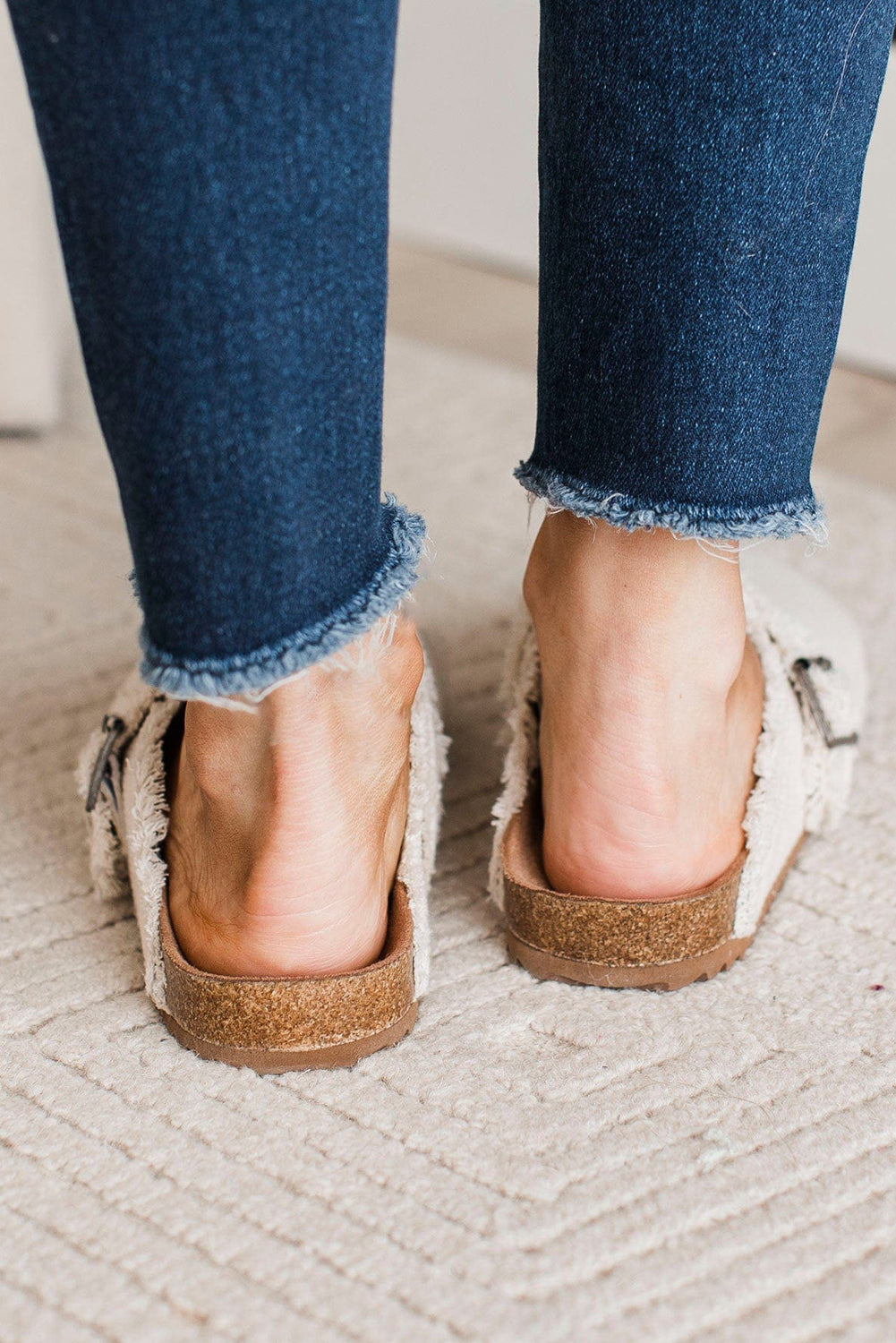 Beige Woven Linen Distressed Buckle Decor Slippers• Embrace comfort with these slippers, perfect for daily wear in spring and autumn.
• The boho-chic style of these slippers adds a touch of laid-back charm to any o