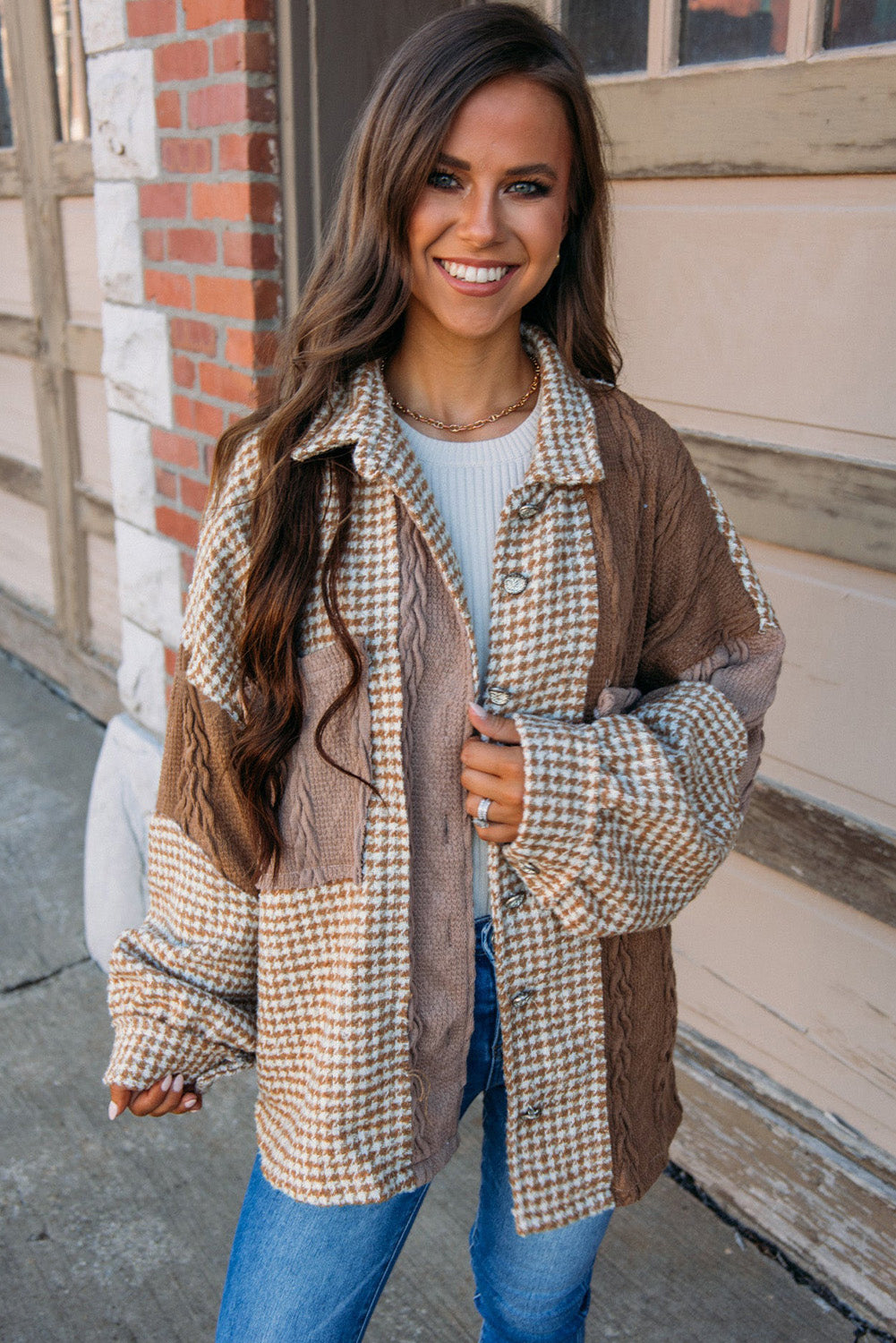 Khaki Houndstooth Textured Patchwork Loose ShacketMaterial:100%Polyester

• Embrace effortless style with our shacket, perfect for a relaxed day out or casual gatherings.
• The intricate patchwork design adds a un